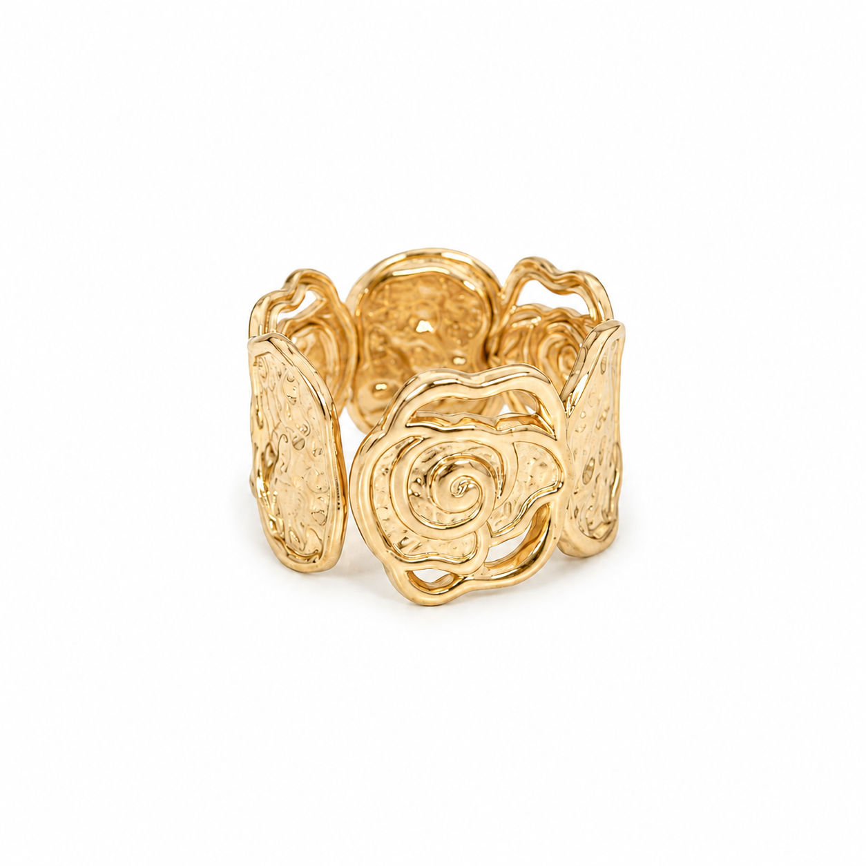 Pulseira dourada com design abstrato em espiral em fundo branco
