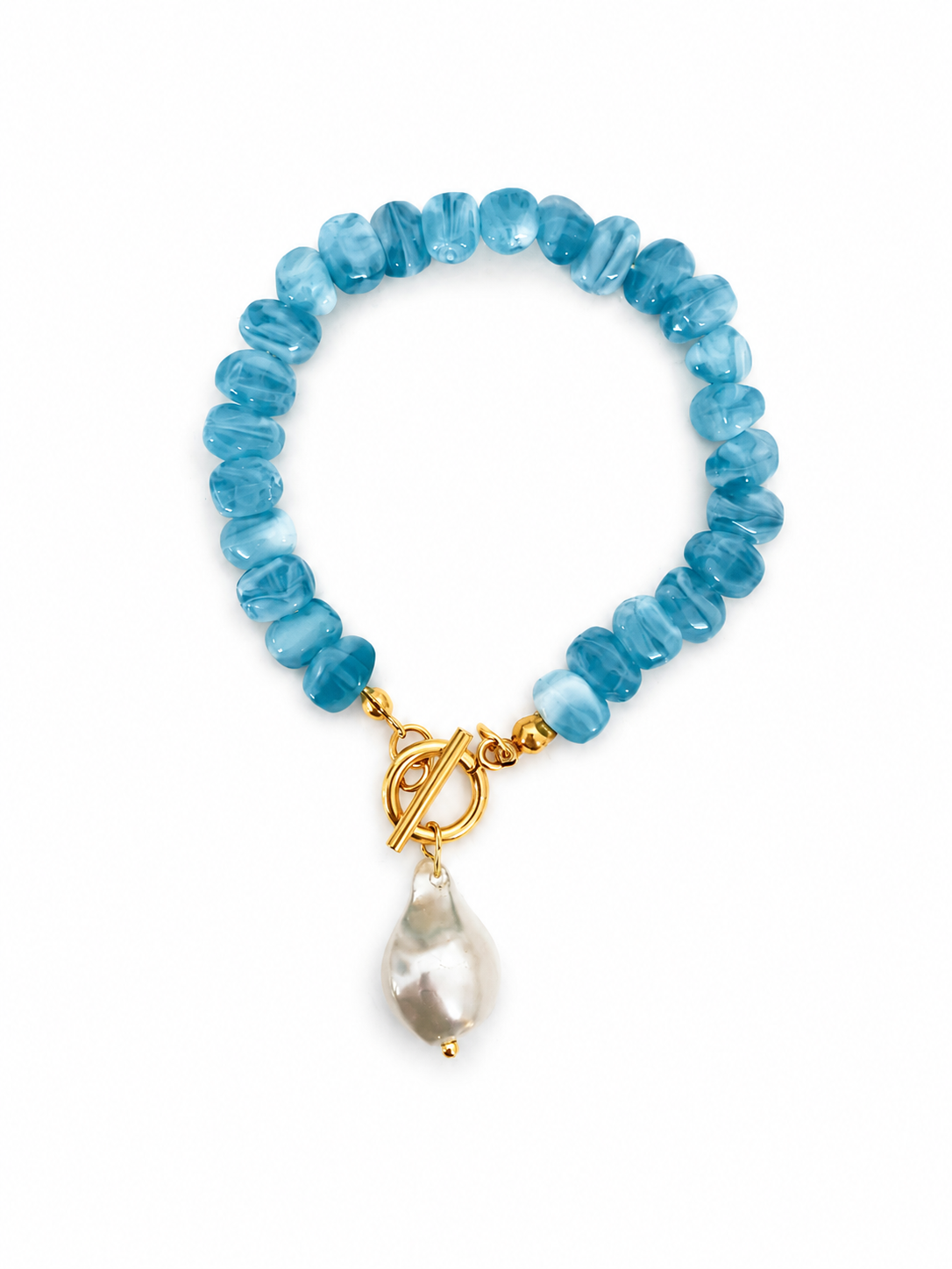 Pulseira azul com contas translucidas e pendente de pérola