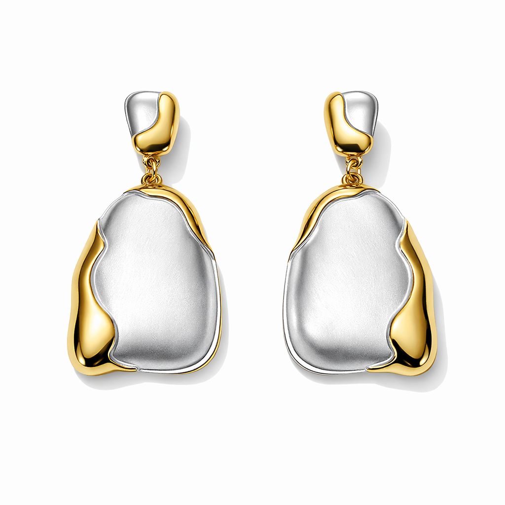 Brincos assimétricos prateados e dourados em fundo branco