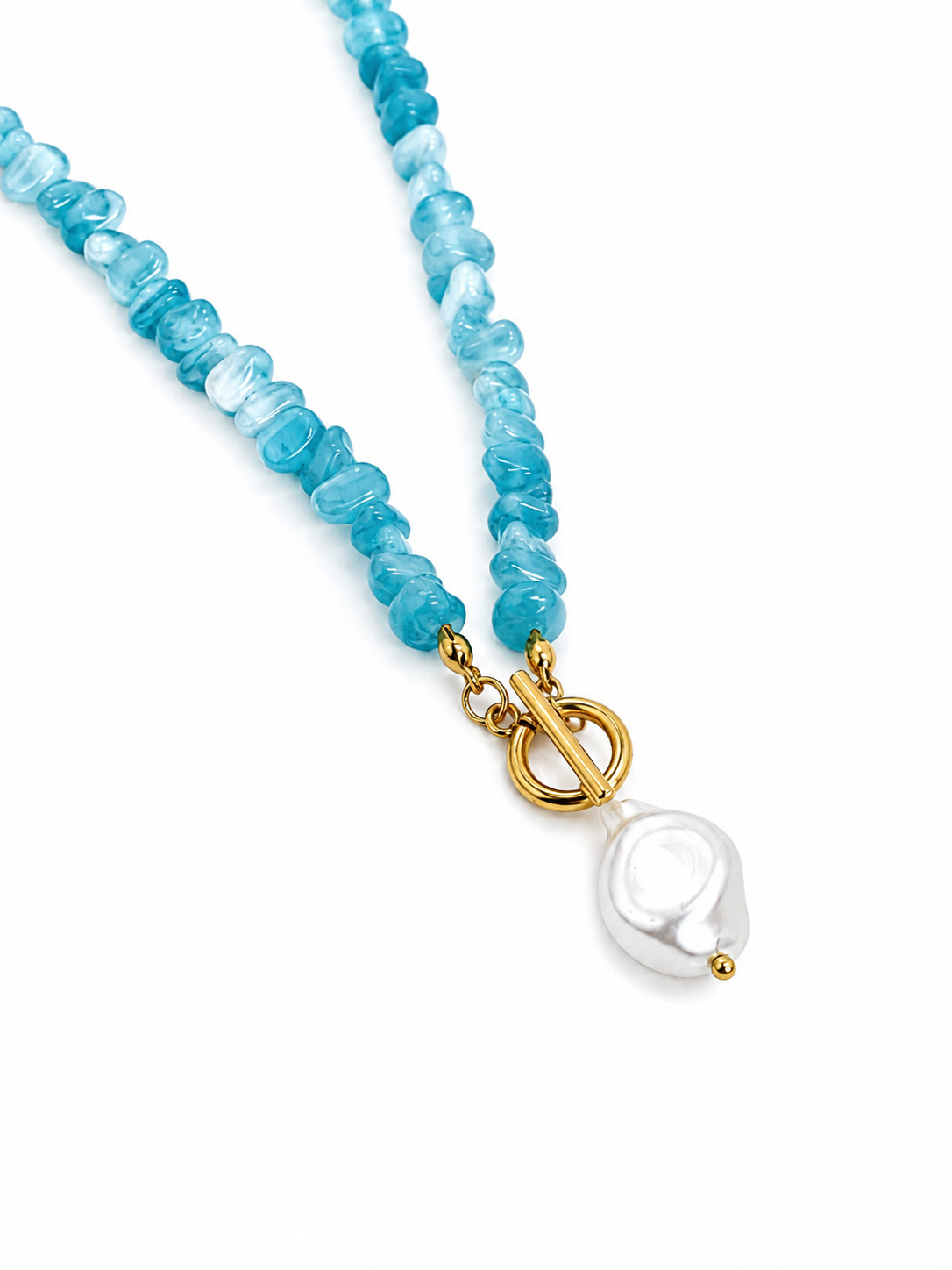 Colar azul-turquesa com pendente de pérola branca e fecho dourado