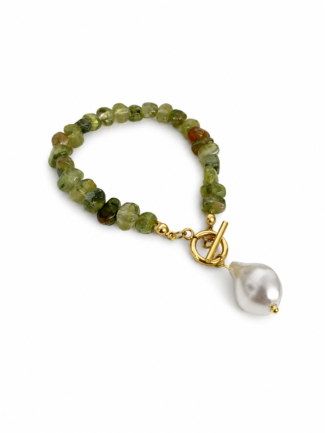 Pulseira com contas verdes e pingente de pérola com fecho dourado
