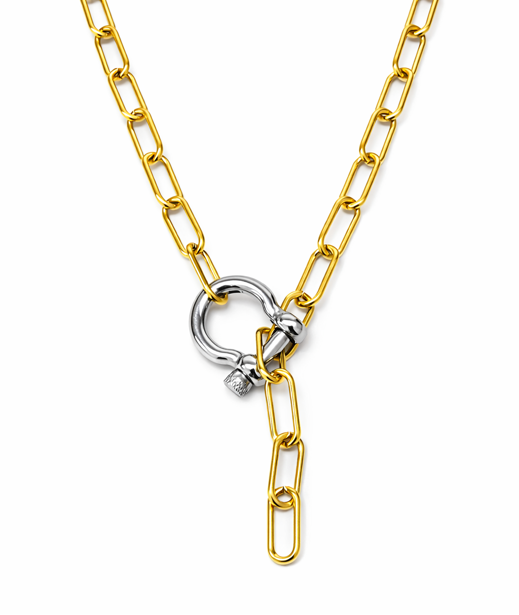 Colar dourado com fecho prateado em fundo branco