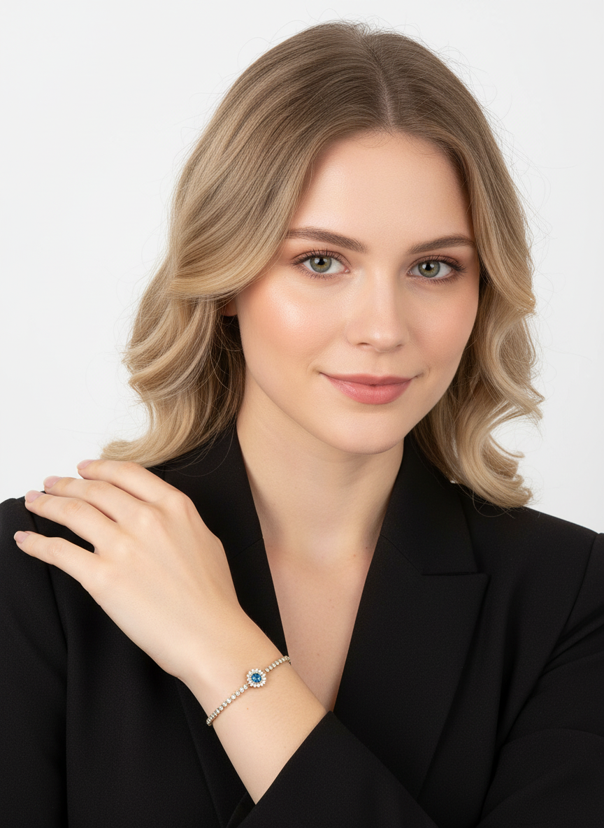 Pulseira com pedras claras e centro azul no pulso de mulher com casaco preto