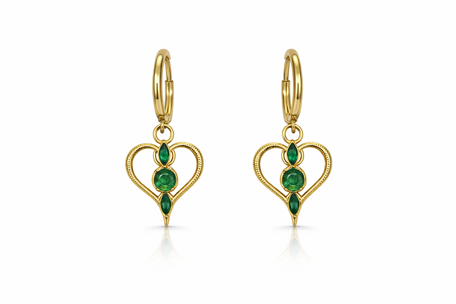 Brincos dourados com pedras verdes em forma de coração