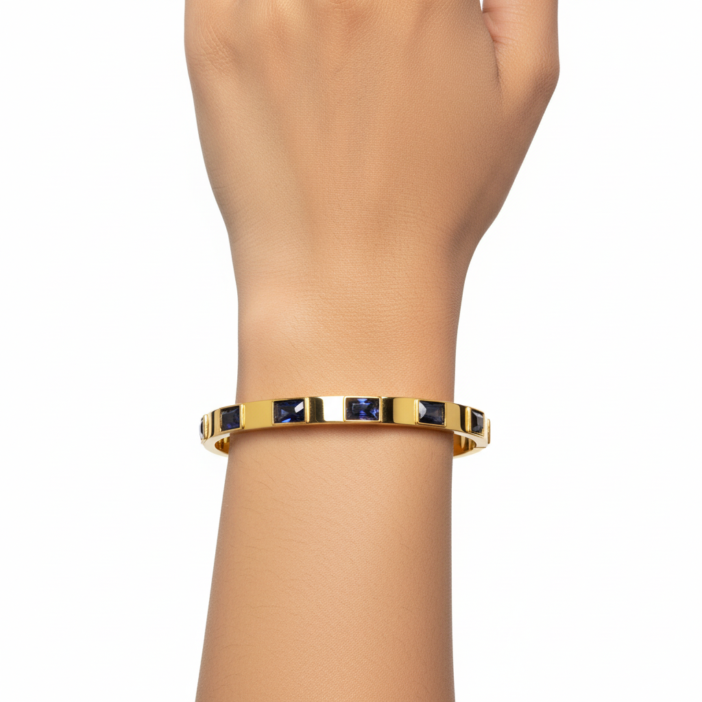 Pulseira dourada com pedras azuis no pulso