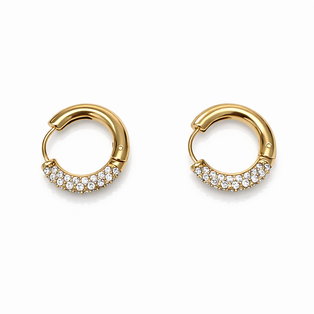 Brincos de argola dourados com pedras brilhantes