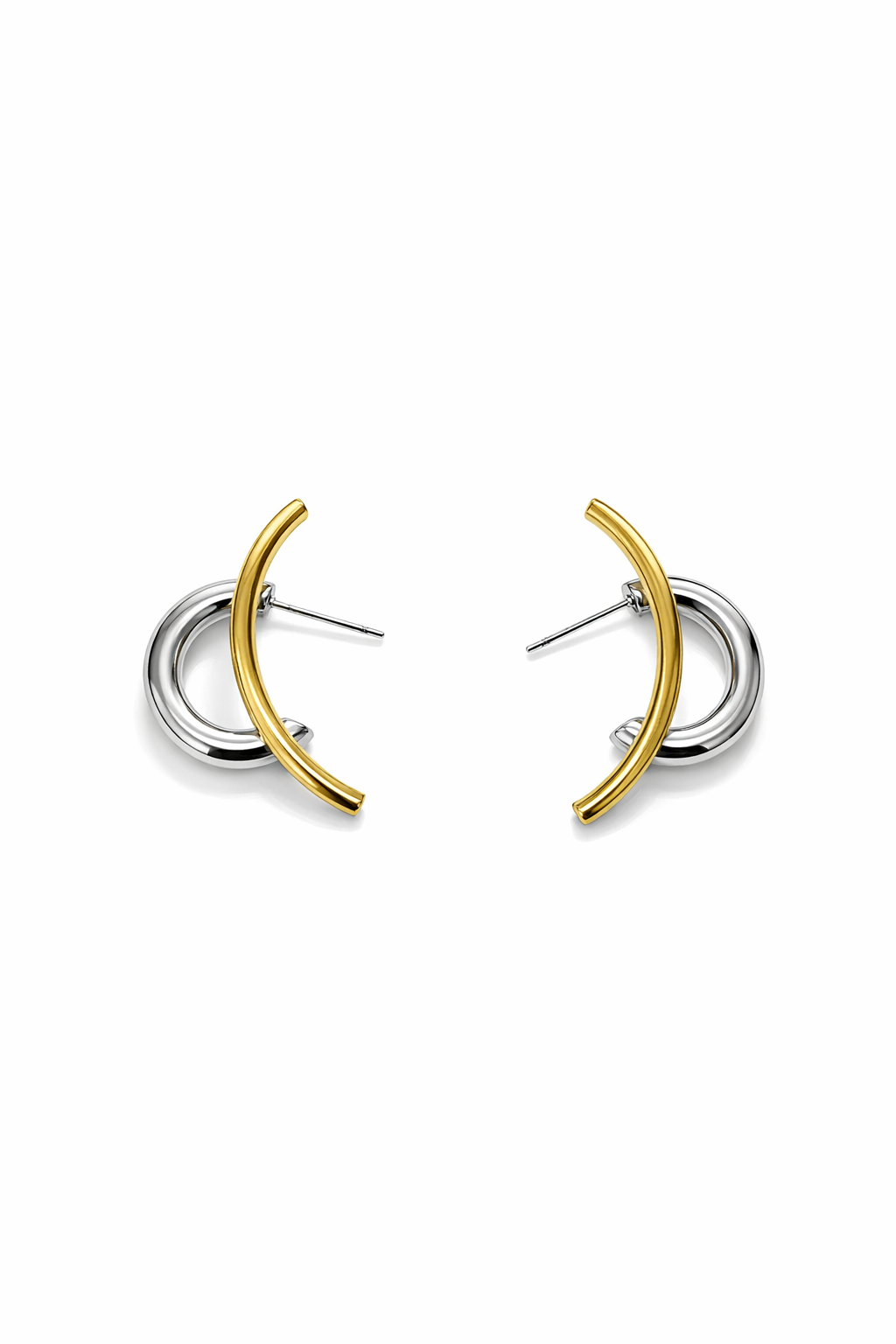 Brincos modernos prateados e dourados em fundo branco