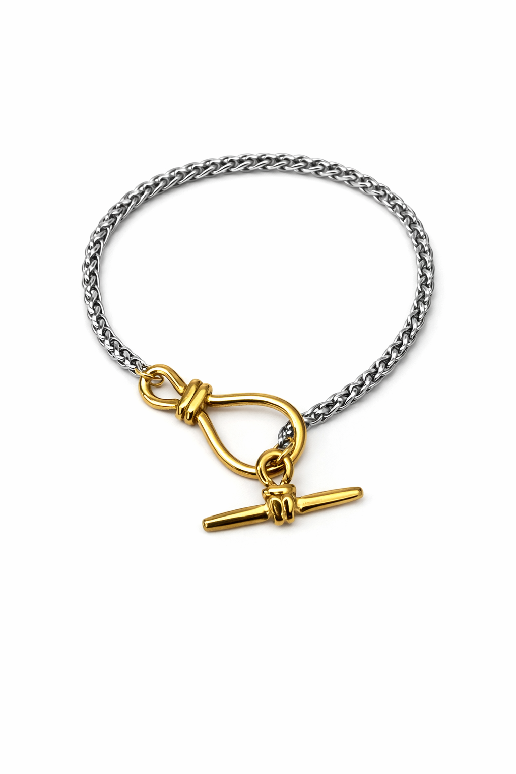 Pulseira em aço com corrente prateada e fecho T dourado