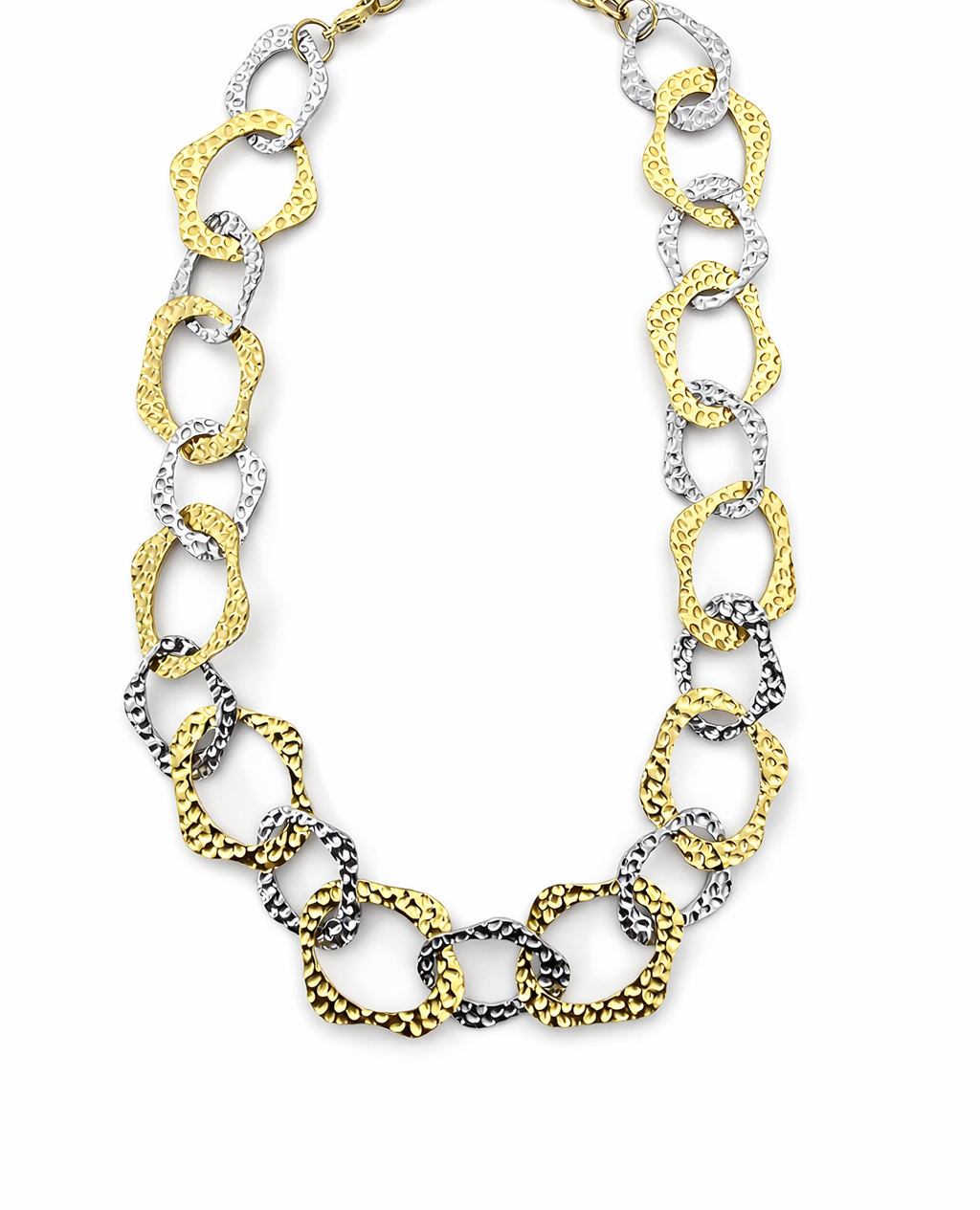 Colar com elos grandes entrelaçados em ouro amarelo e prateado com acabamento martelado