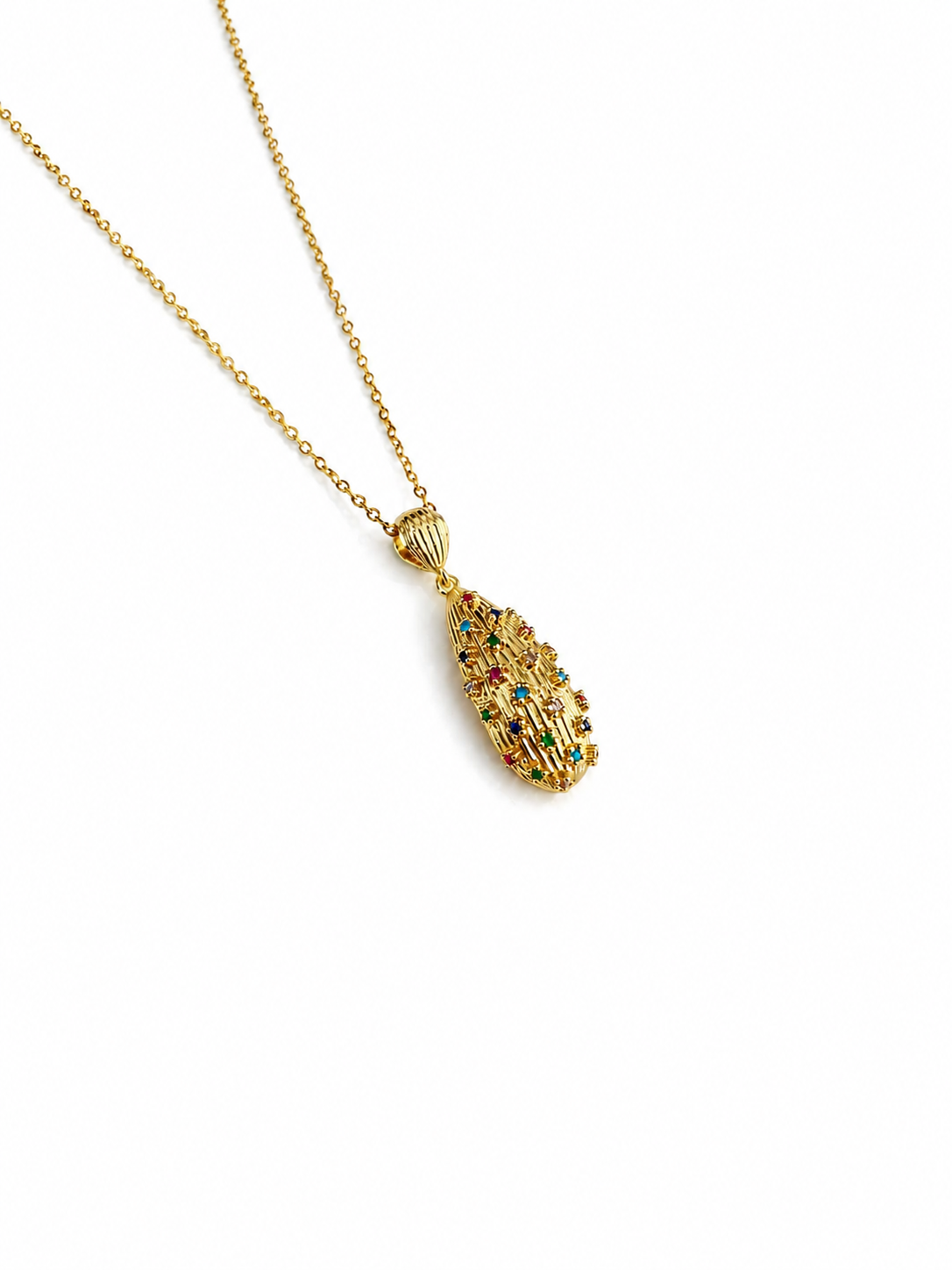 Colar dourado com pendente decorado com pedras coloridas