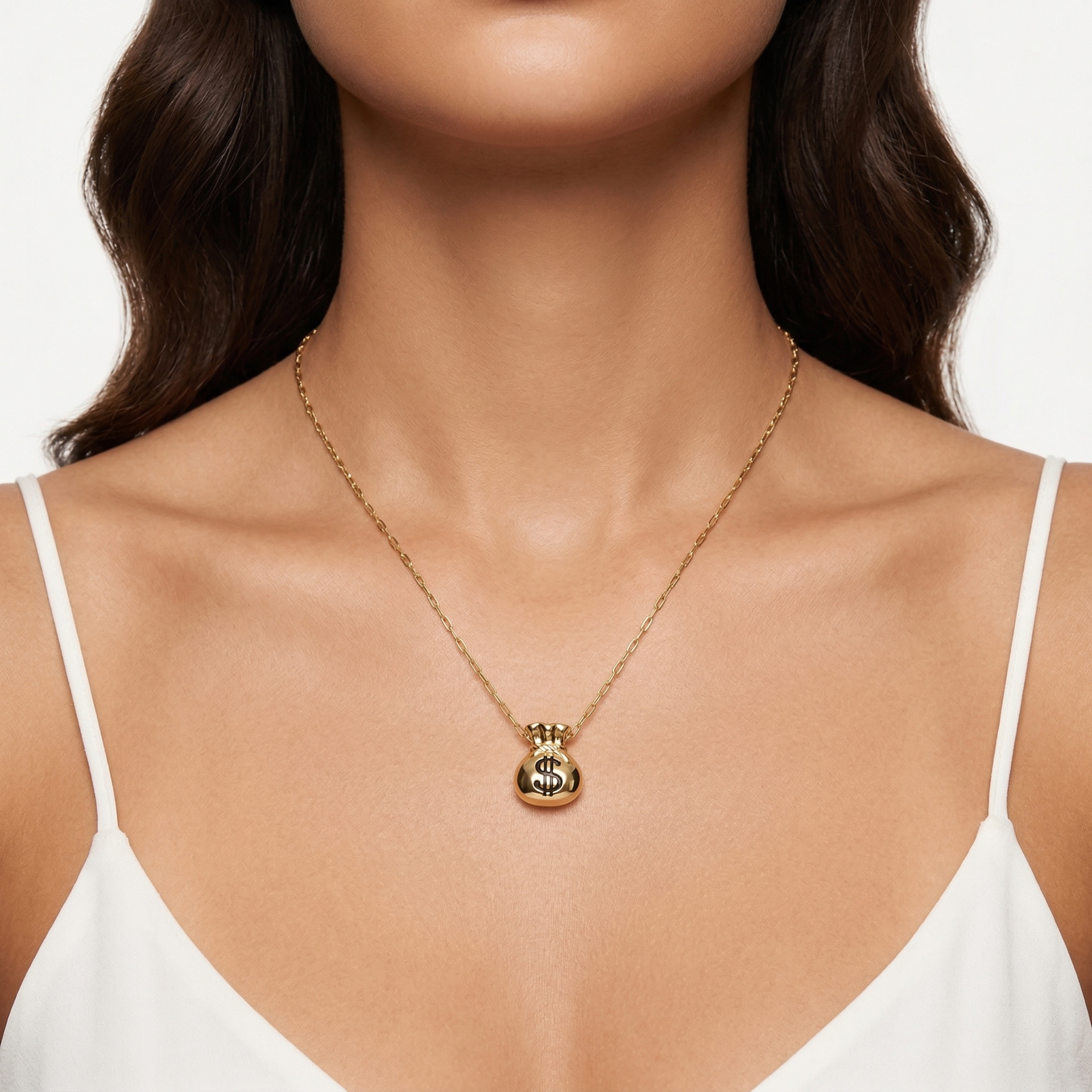Colar dourado com pendente em forma de saco de dinheiro no pescoço de mulher