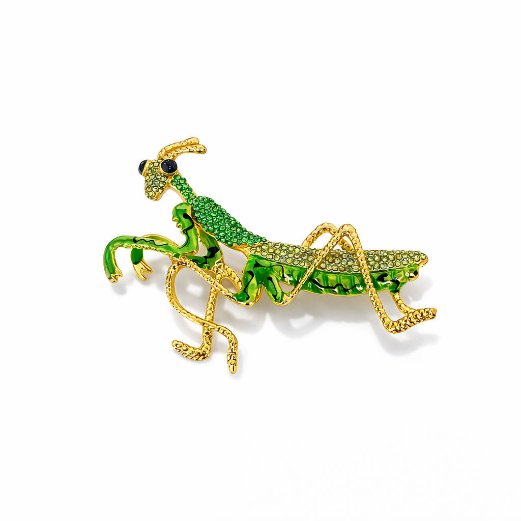 Broche de mantis religiosa verde e dourado com pedras em fundo branco