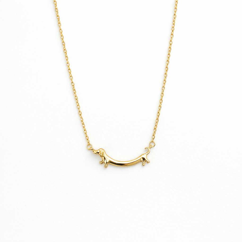 Colar dourado com pendente em forma de cão salsicha
