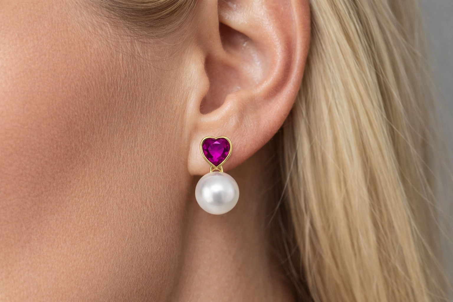 Brinco com pedra roxa em forma de coração e pérola pendurada