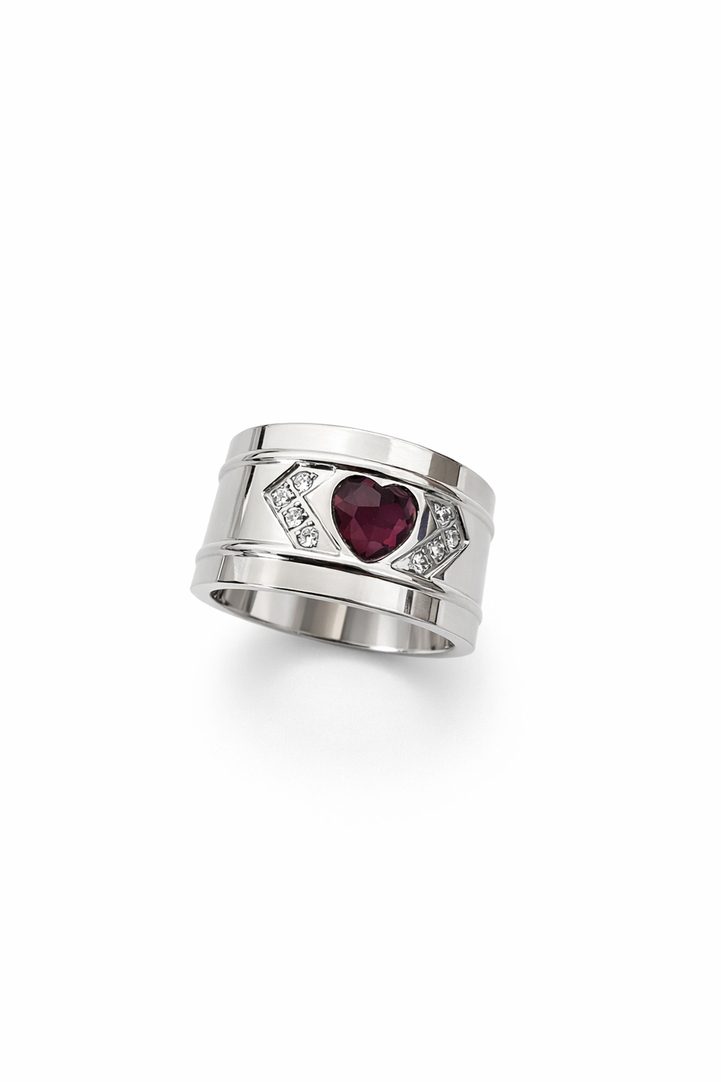 Anel largo de metal prateado com pedra vermelha em forma de coração e pequenos cristais claros.