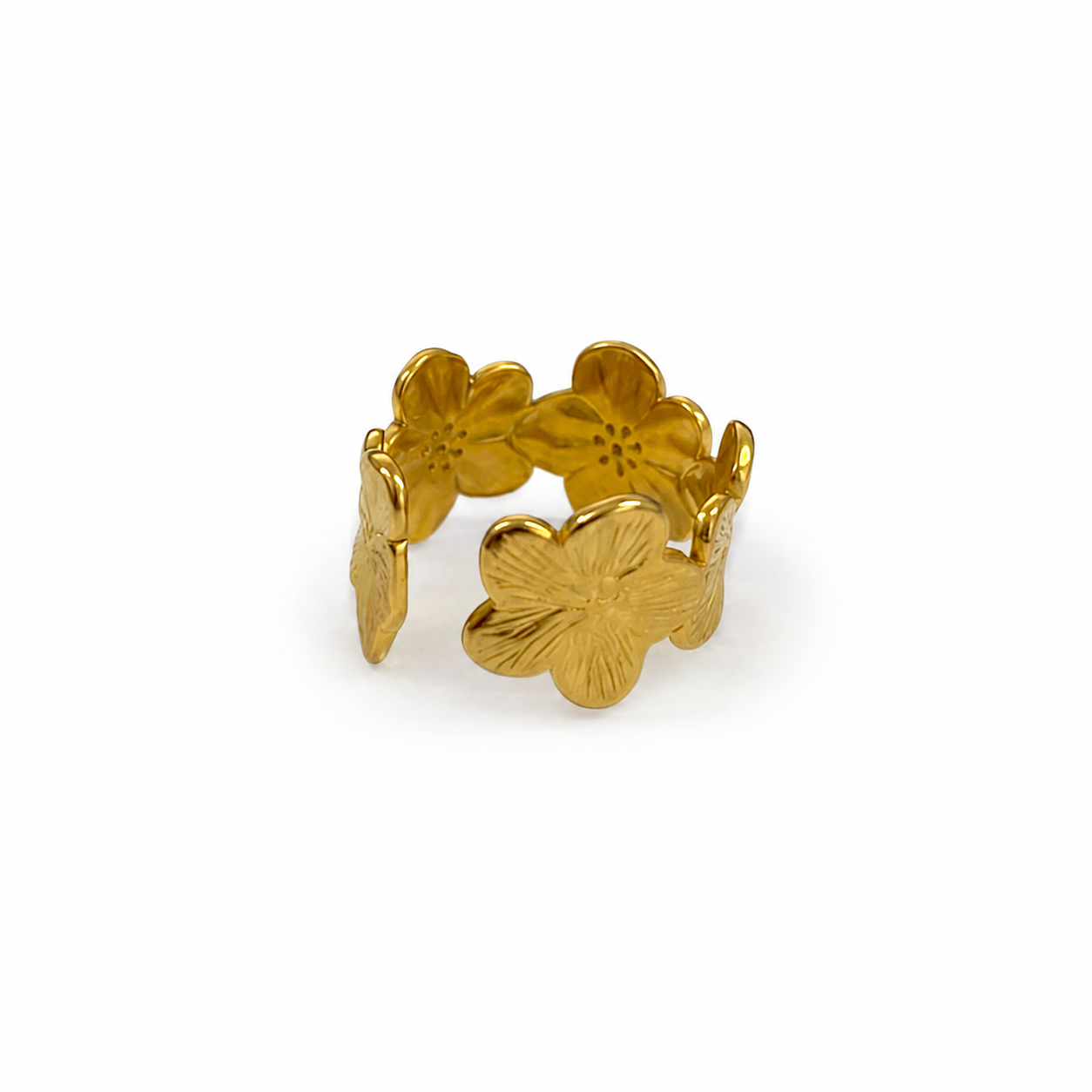 Anel dourado com design de flores interligadas em fundo branco