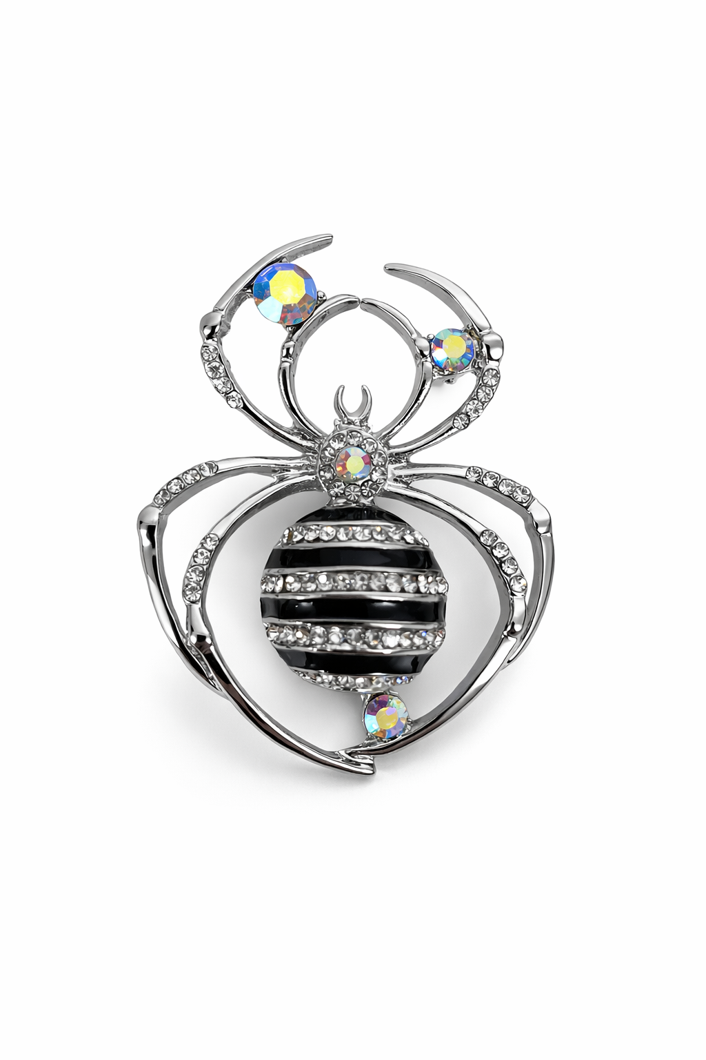 Broche metálico prateado em forma de aranha com pedras brilhantes e riscas pretas