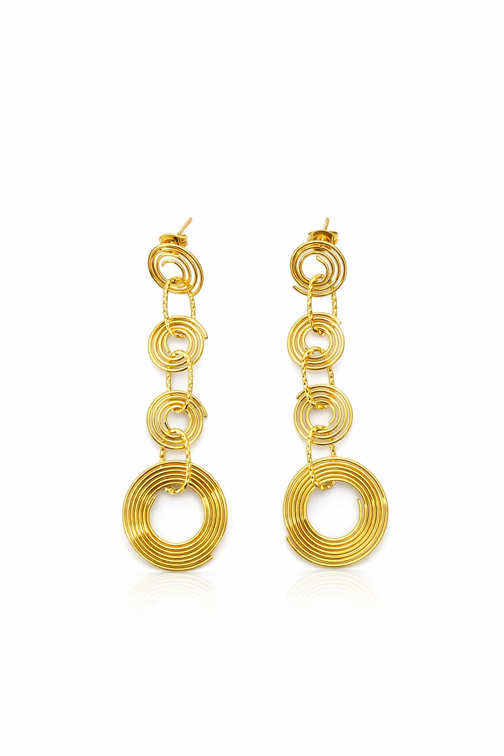 Brincos pendentes dourados com círculos entrelaçados
