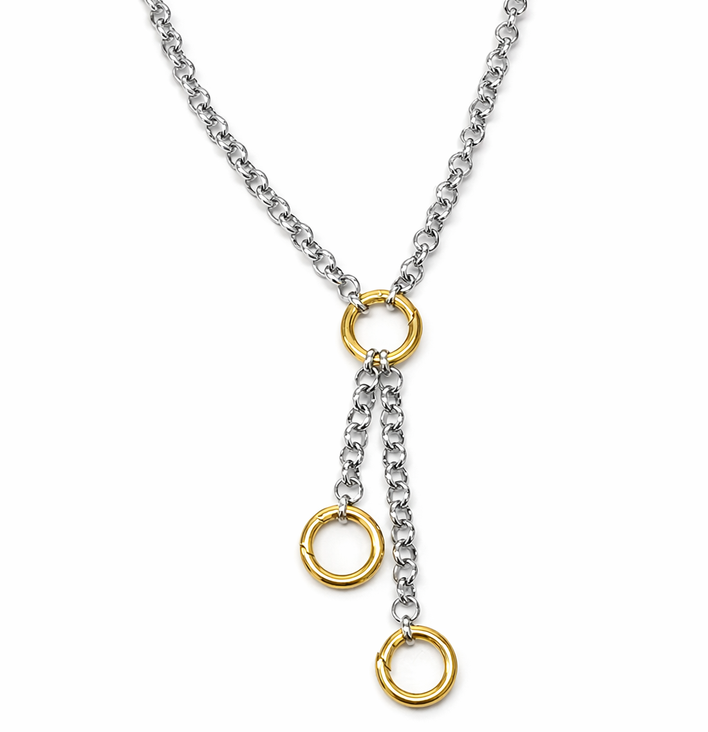 Colar de corrente prateada com argolas douradas