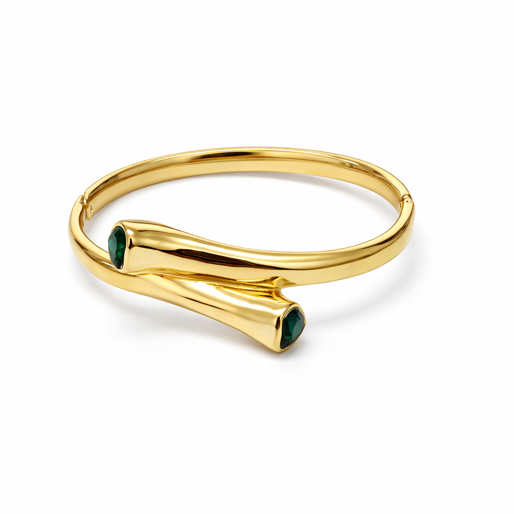 Pulseira dourada com duas pedras verdes nas pontas