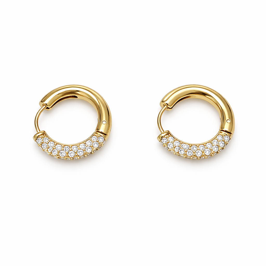 Brincos de argola dourados com pedras brilhantes em fundo branco