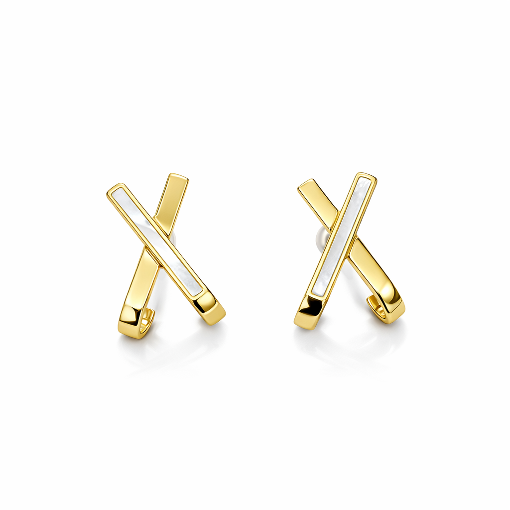 Par de brincos dourados em forma de X com faixa branca