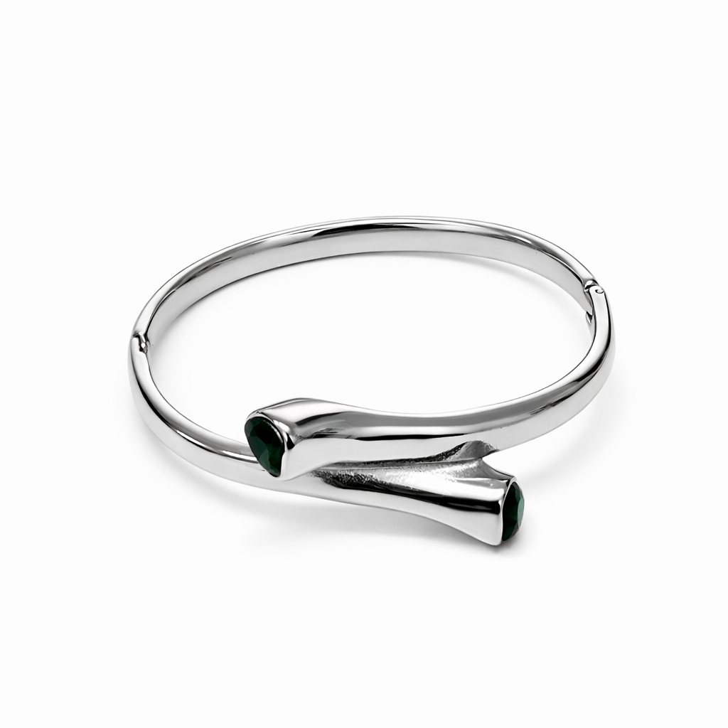 Pulseira prateada com detalhes verdes