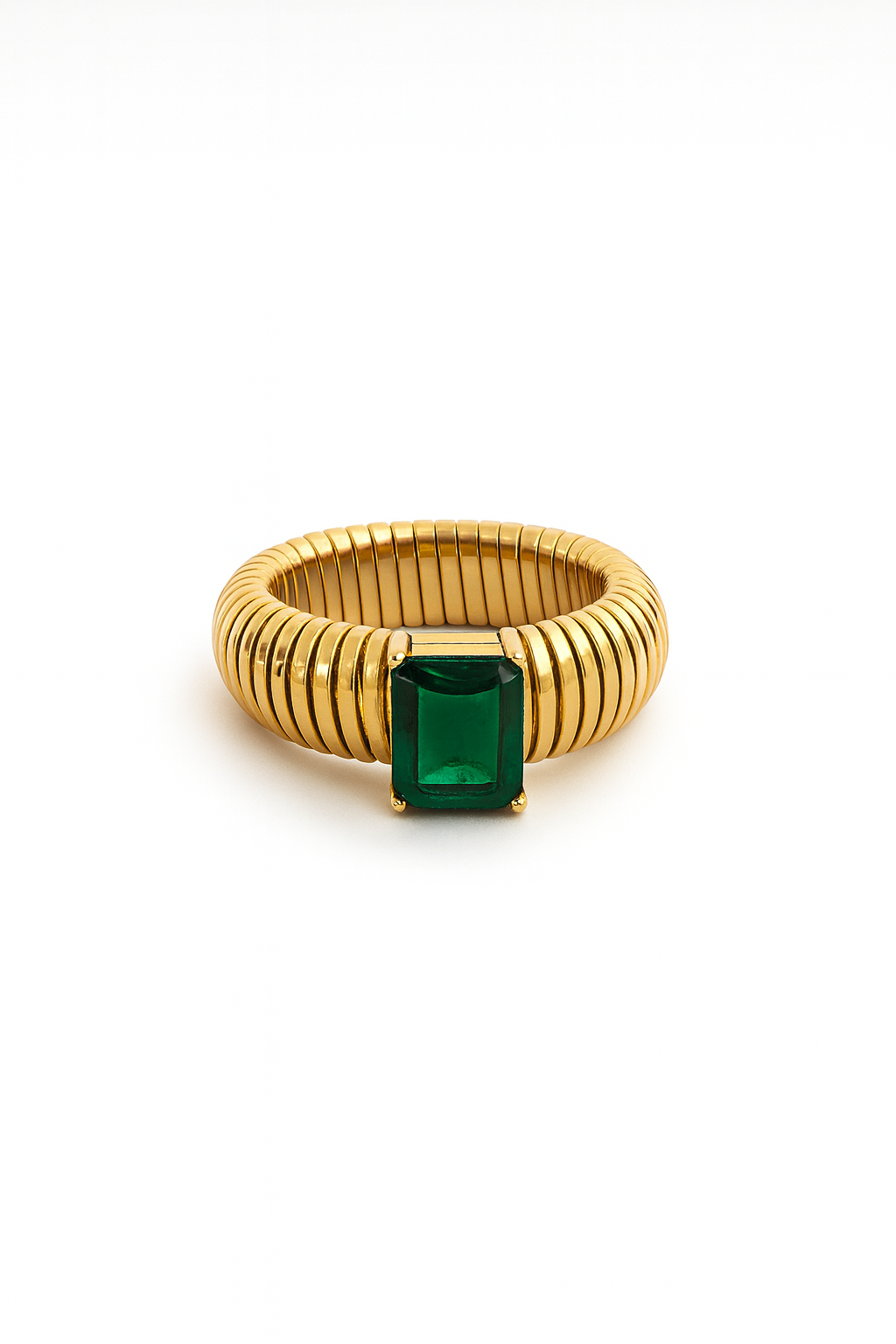 Anel dourado com pedra verde retangular