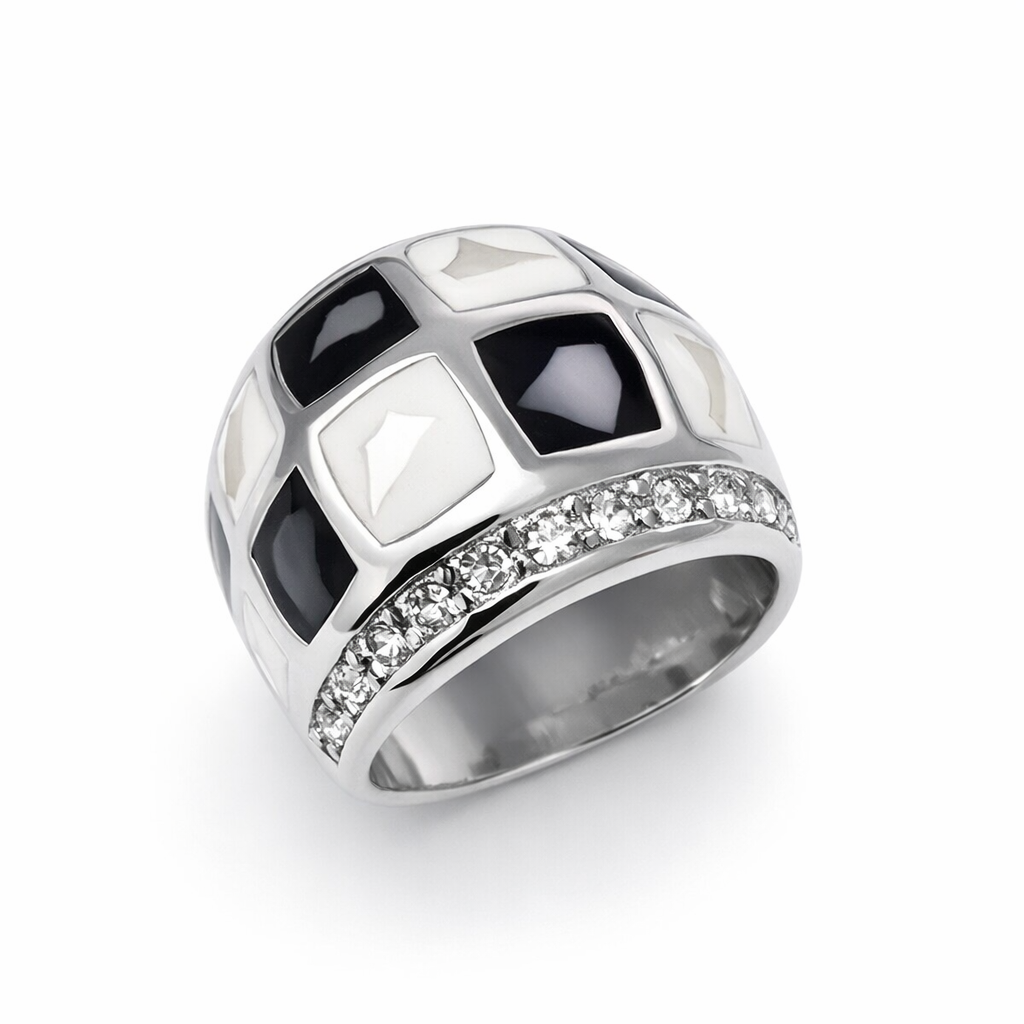 Anel prateado com pedras quadradas preto e branco e faixa de pedras brilhantes.