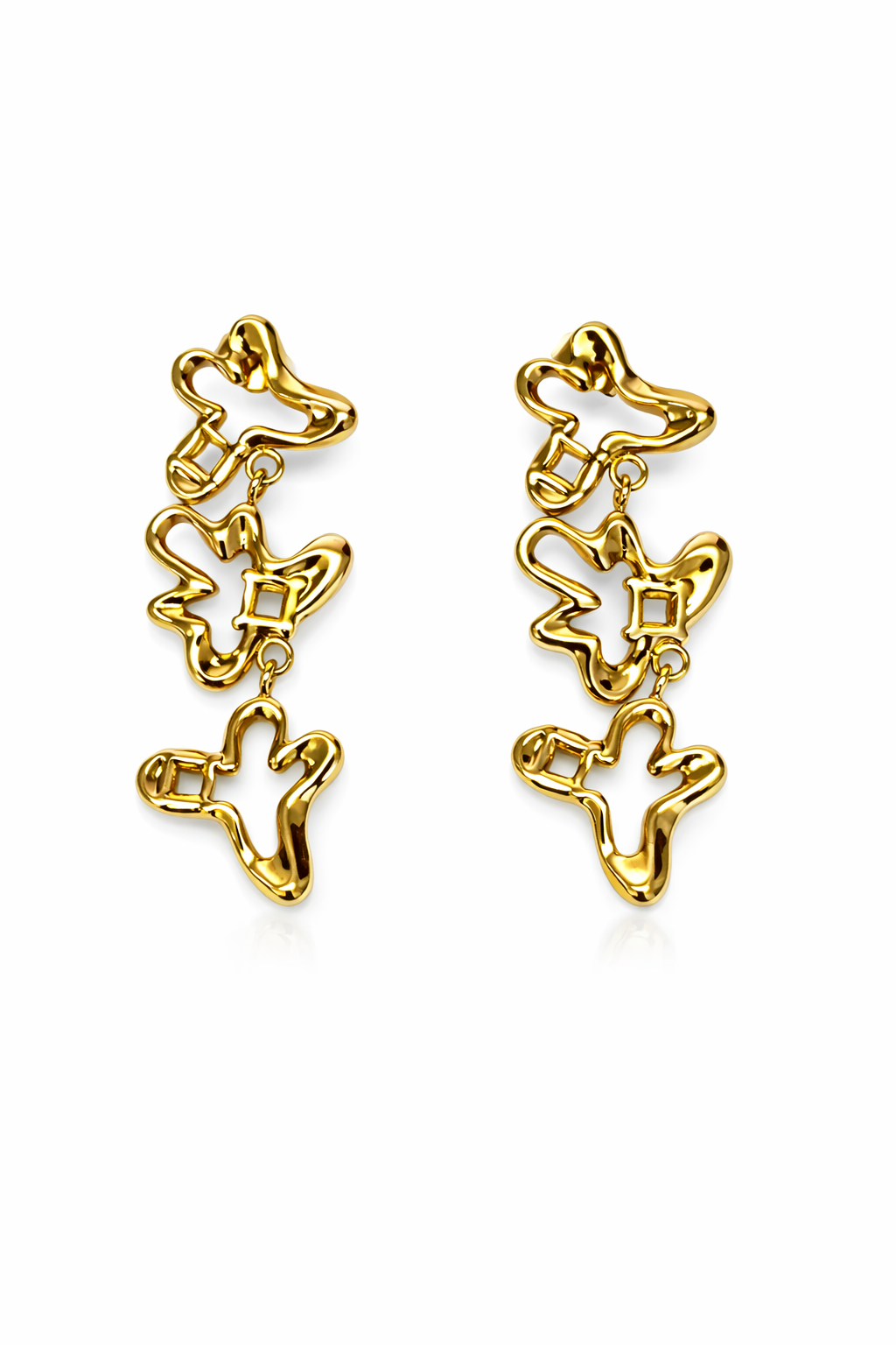 Brincos dourados com design abstrato em fundo branco