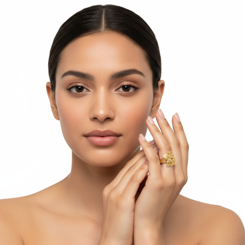 Mulher com anel dourado em forma de flor no dedo