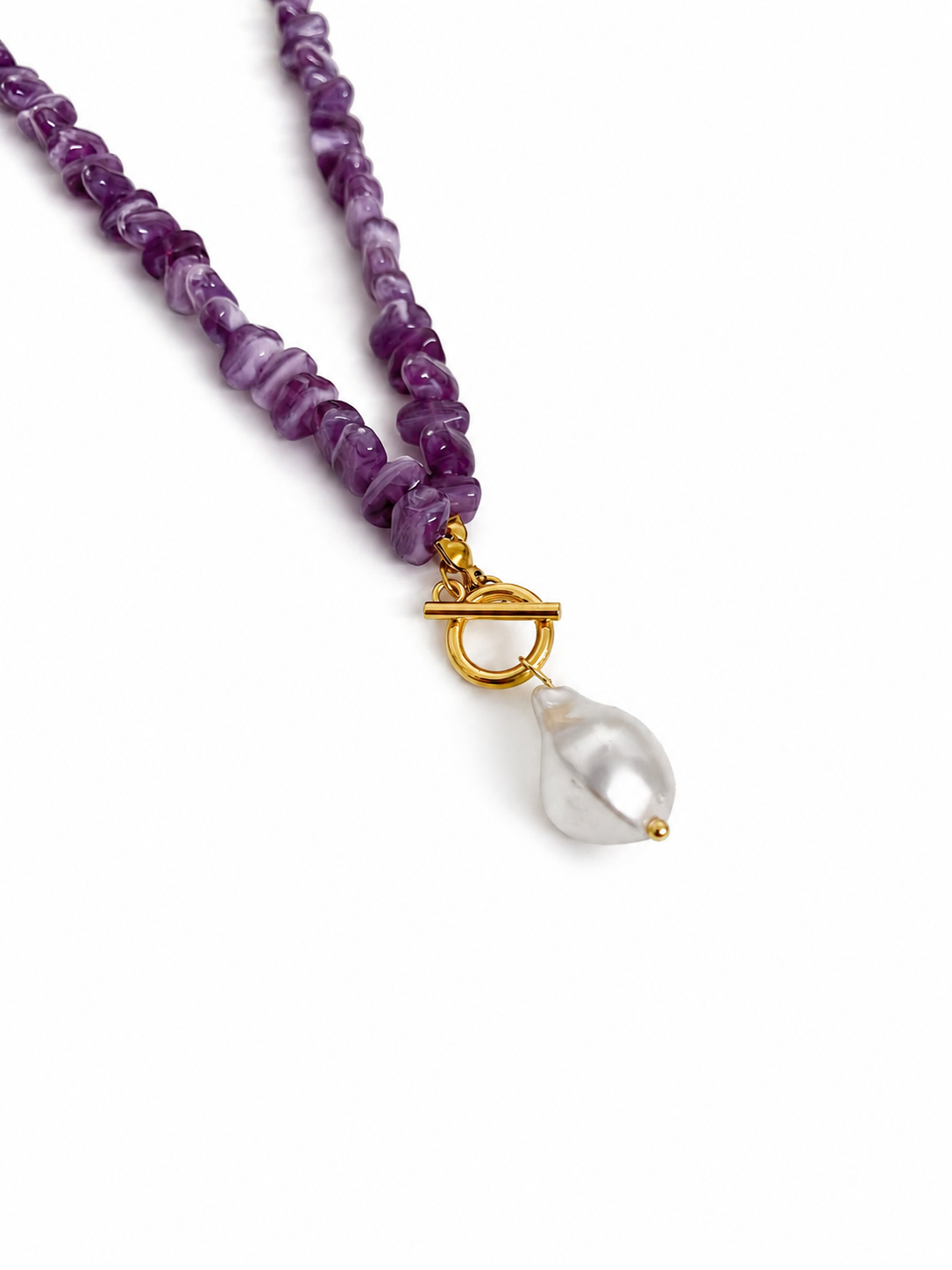 Colar de pedras roxas com fecho dourado e pingente de pérola prateada
