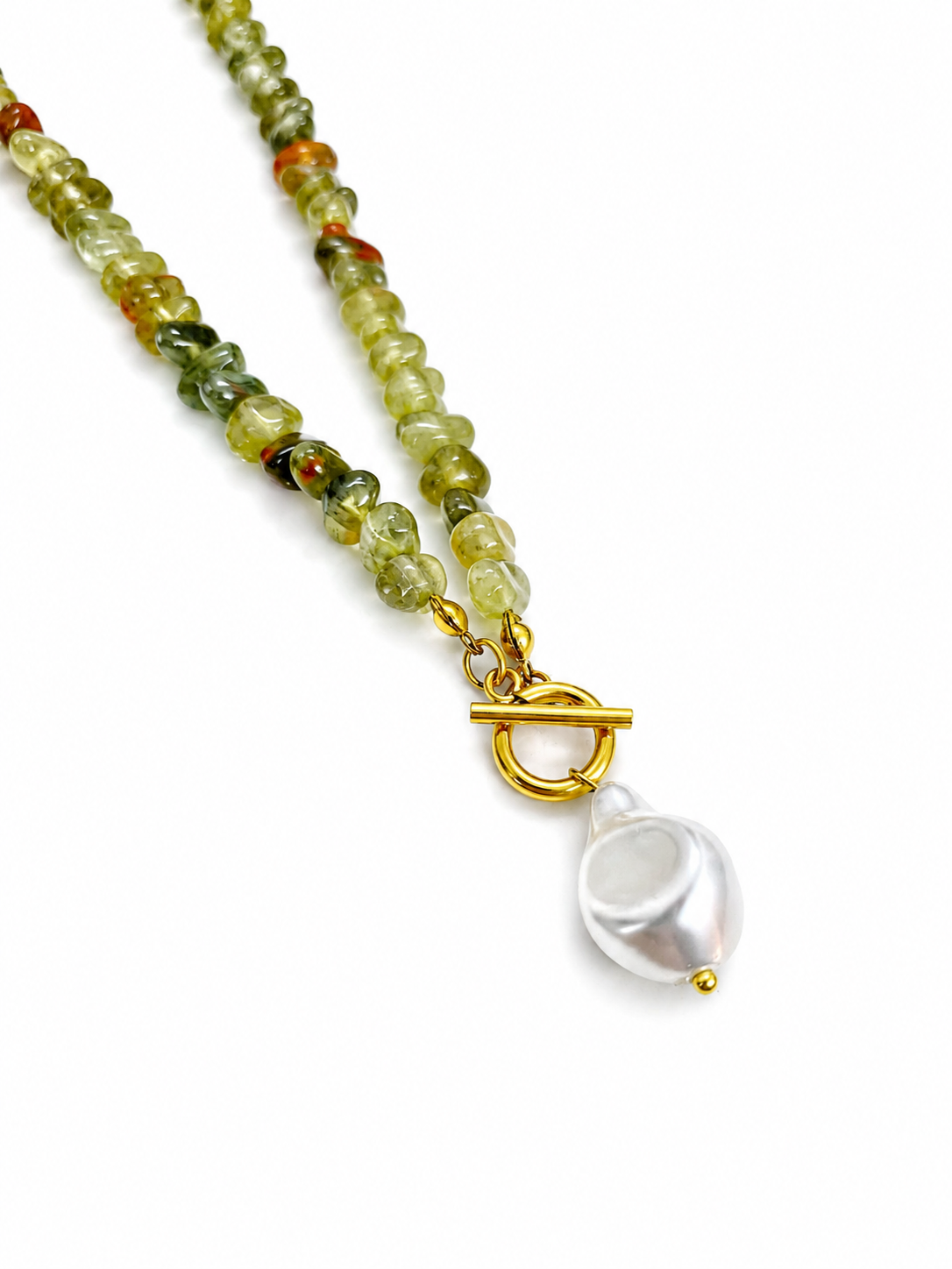 Colar de contas verdes com pendente pérola e fecho dourado