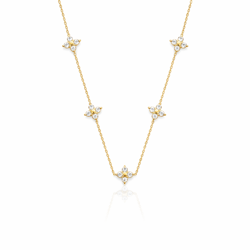 Colar dourado com pedras transparentes em fundo branco