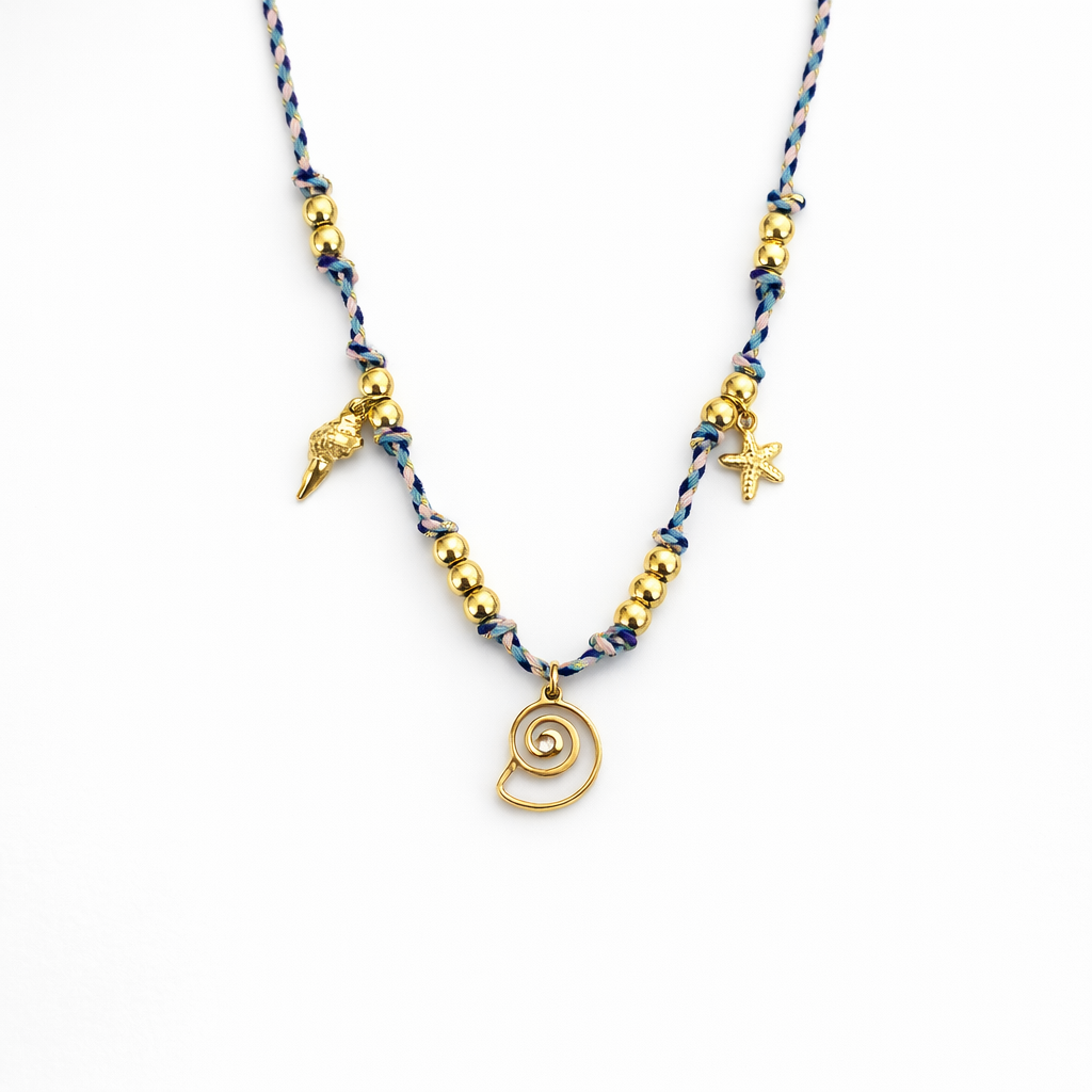 Colar com fio trançado e pendentes dourados