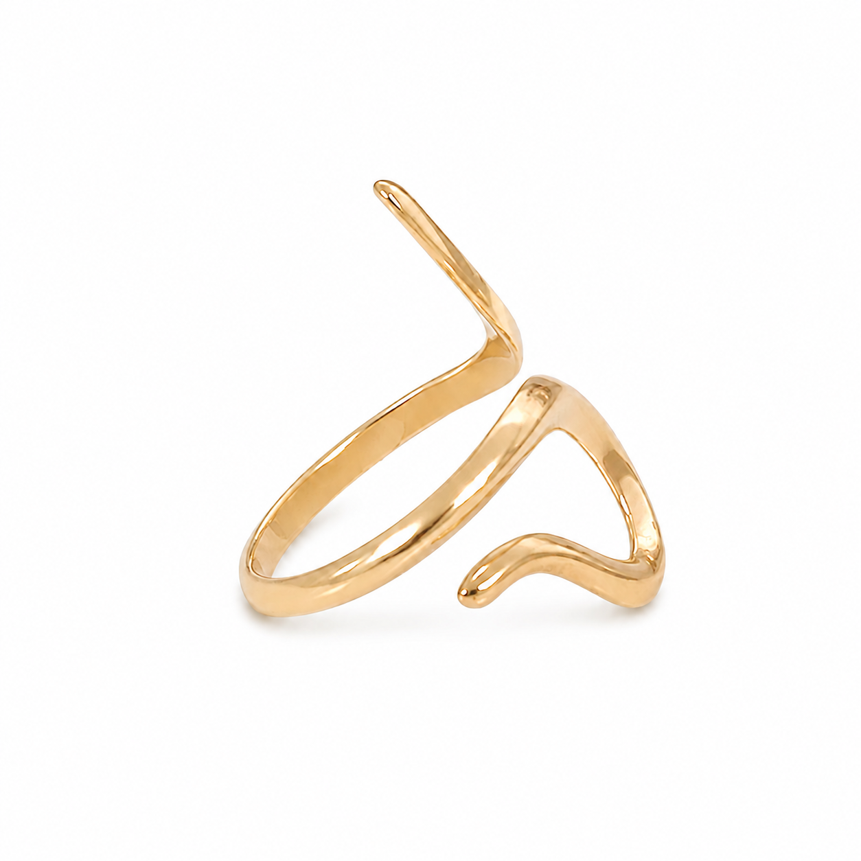 Anel dourado em metal com design ondulado
