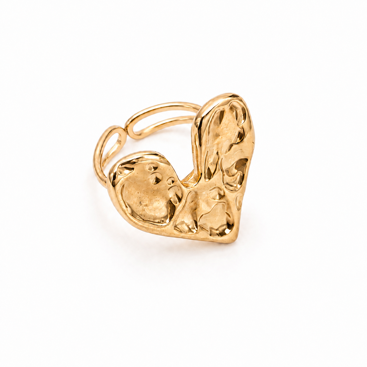 Anel dourado em forma de coração com textura