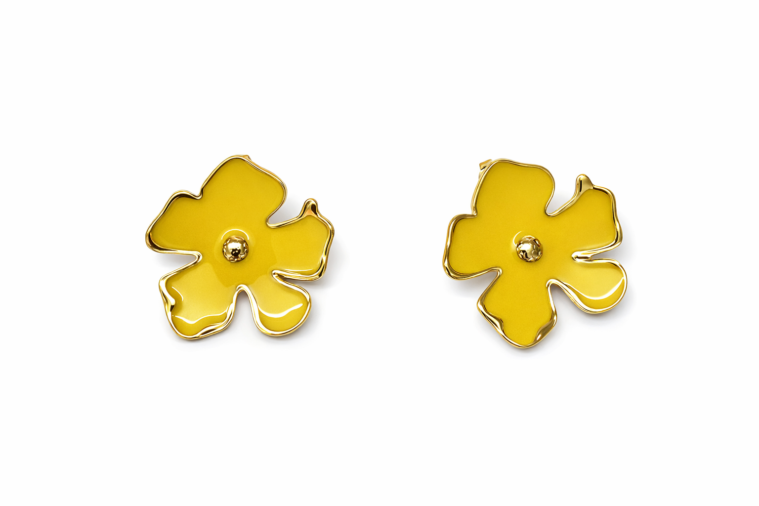 Brincos flor amarelos com bordas douradas em fundo branco