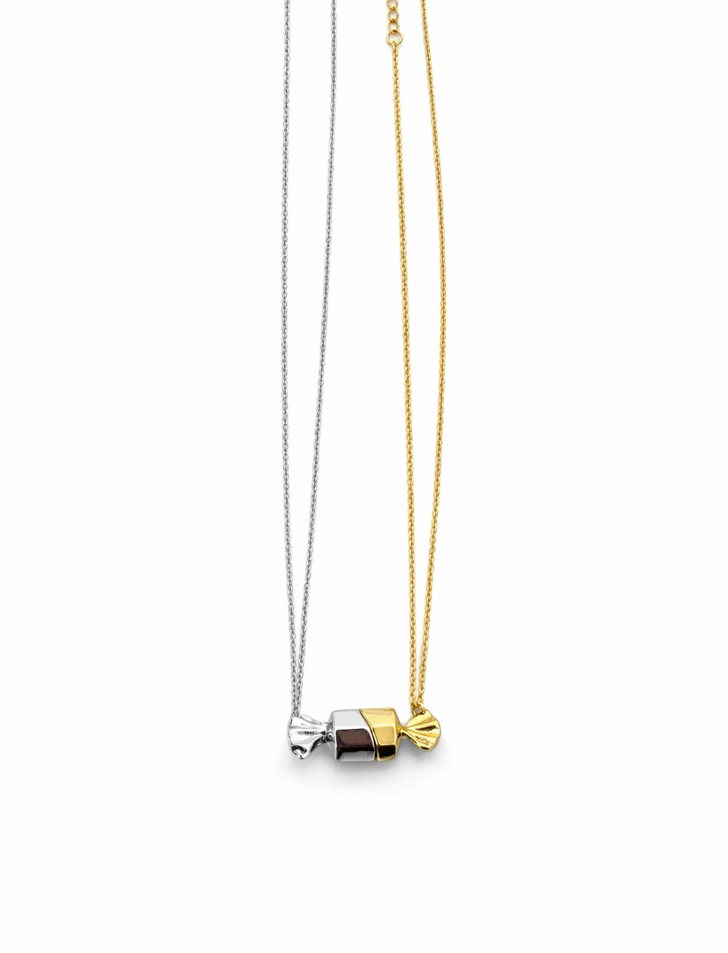 Colar com pendente em forma de doce metálico prateado, preto e dourado com correntes fina dourada e prateada