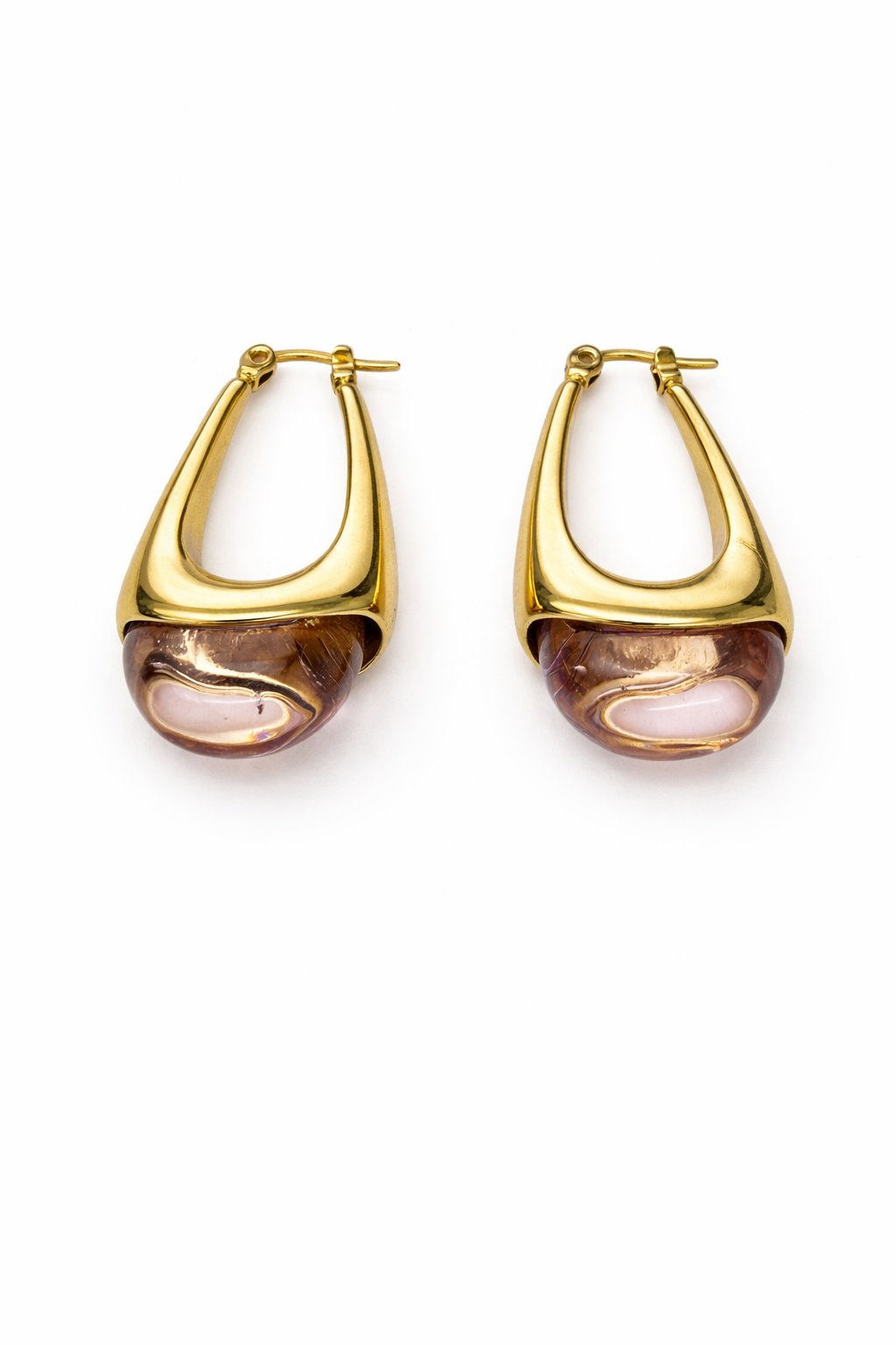 Brincos dourados com detalhes em resina castanha e rosa