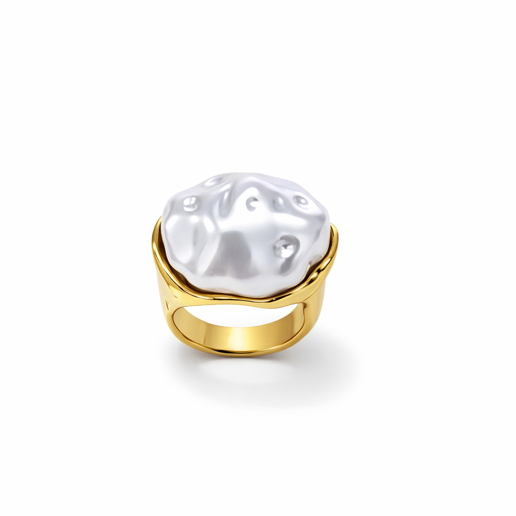 Anel dourado com pérola branca texturizada