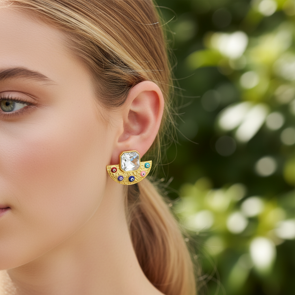 Brinco dourado texturizado com pedras coloridas e pedra branca quadrada