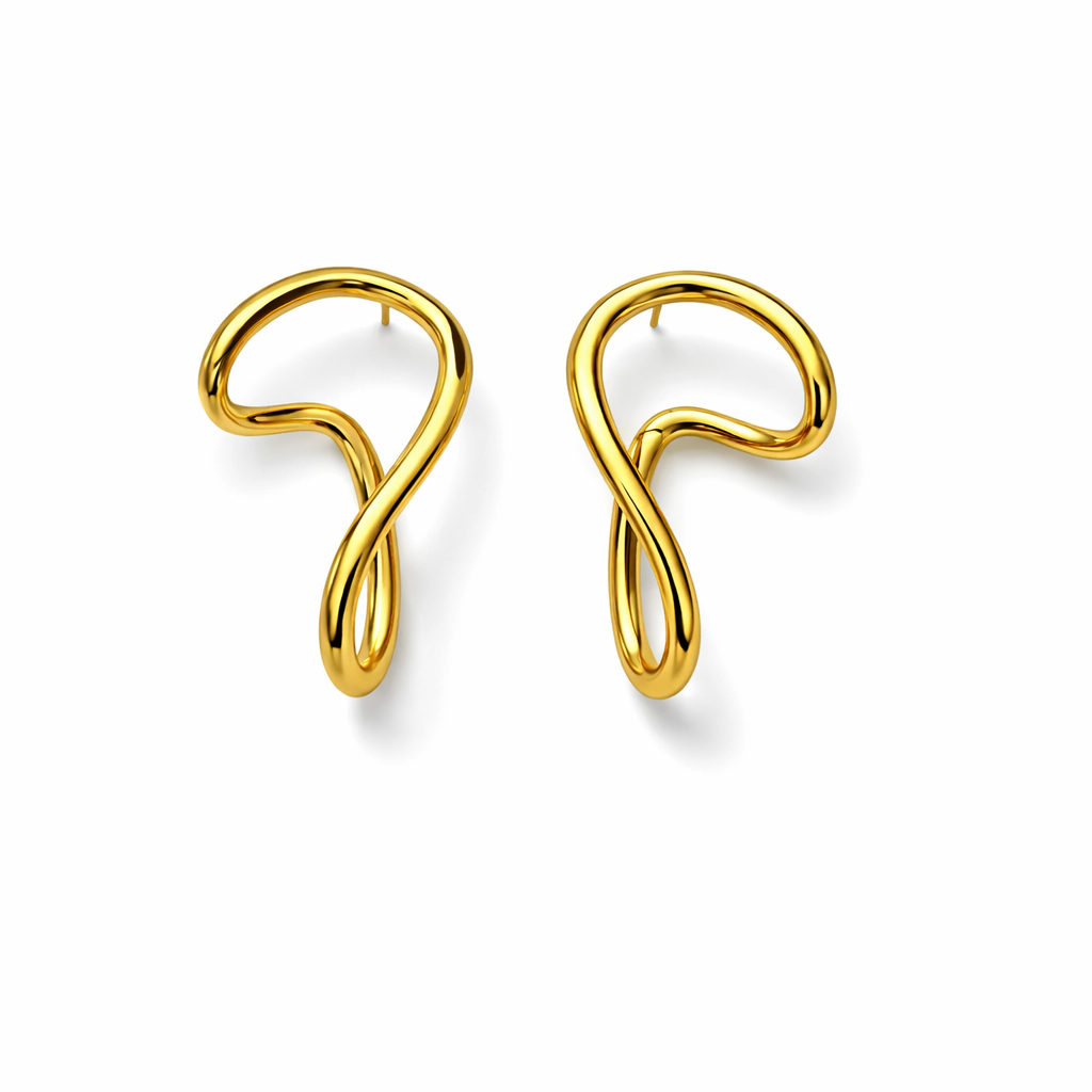 Brincos em ouro curvados apresentados sobre fundo branco