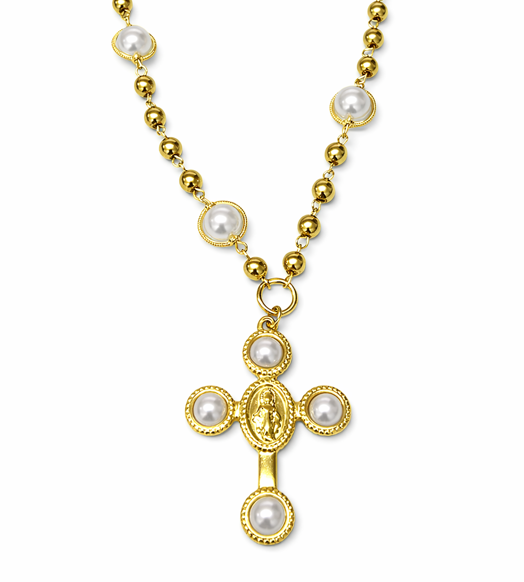 Colar dourado com contas e pendente em cruz com pérolas e relevo