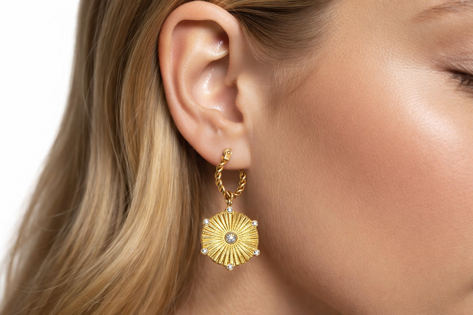 Brinco dourado texturizado com pedras brilhantes