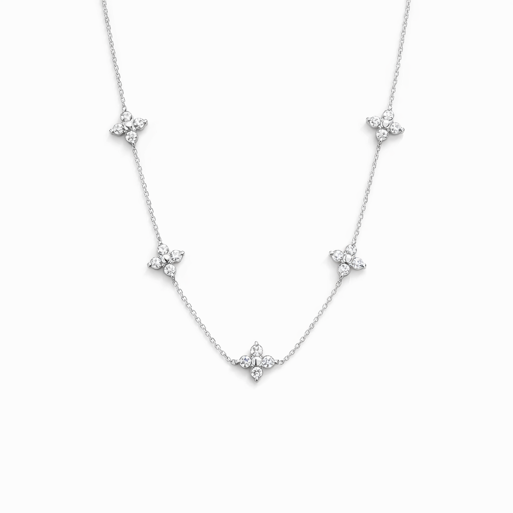 Colar de corrente fina prateada com pendentes florais de pedras claras