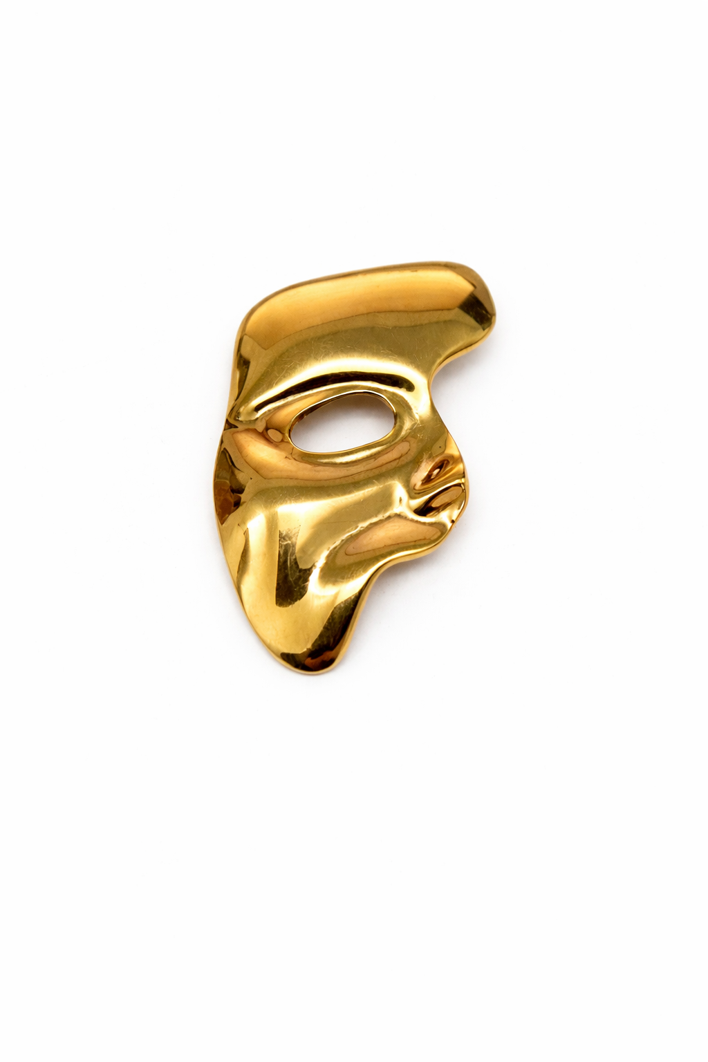 Máscara dourada decorativa com acabamento metálico em fundo branco