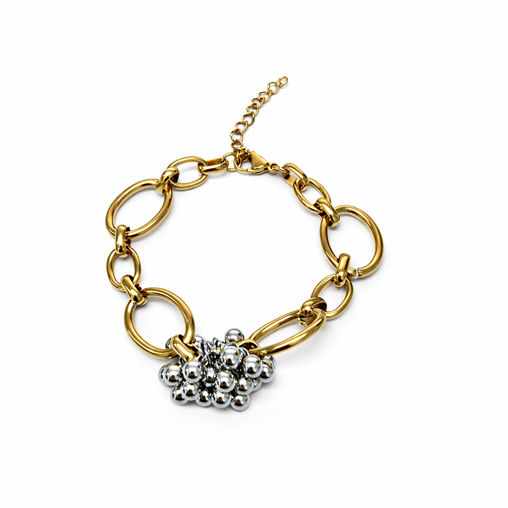 Pulseira dourada com pendente de esferas prateadas