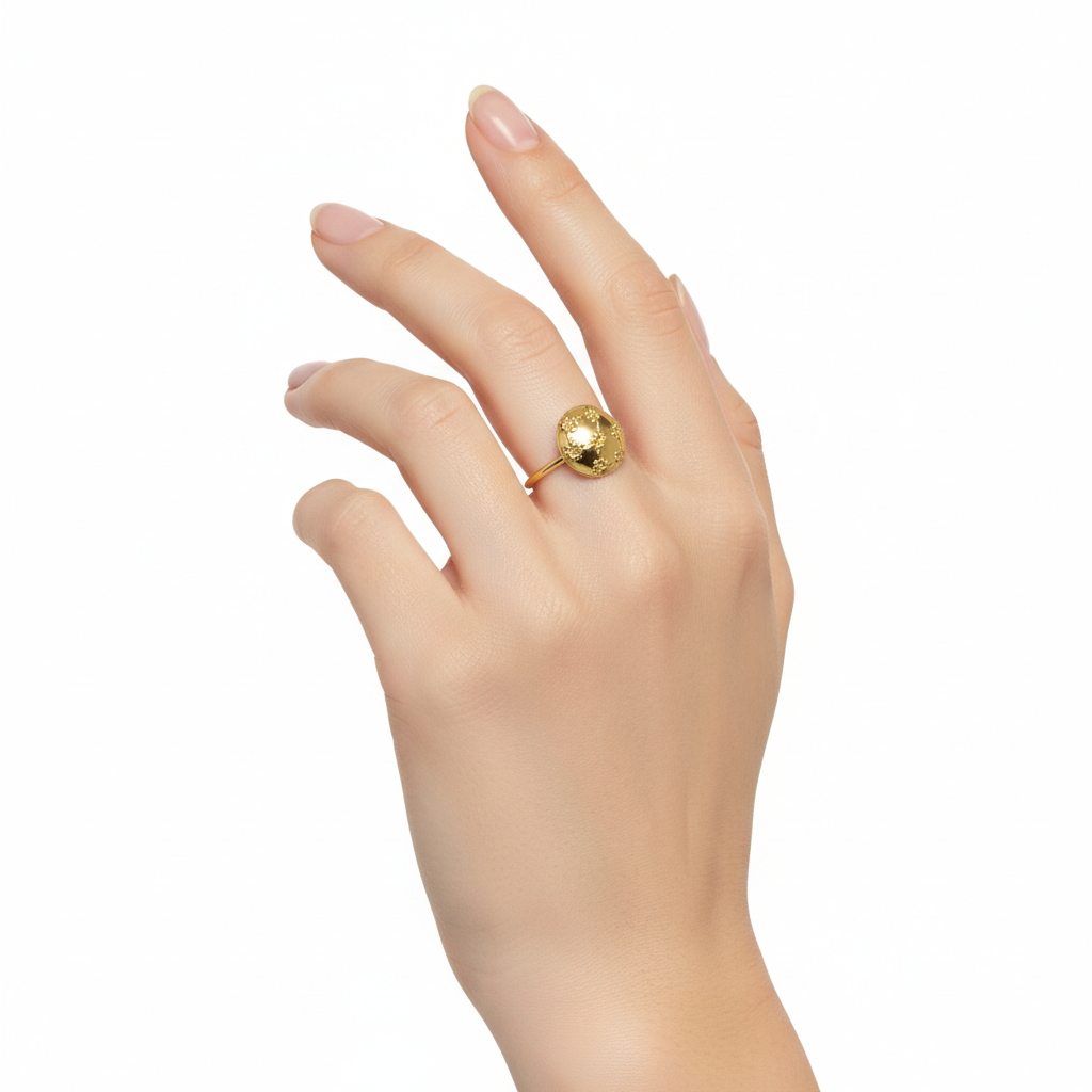 Mão feminina com anel dourado redondo