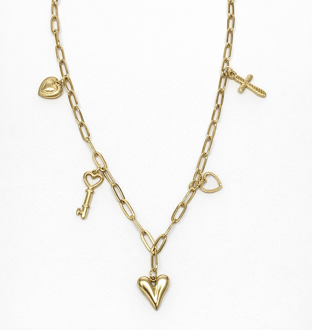 Colar dourado com cinco pendentes variados e corrente de elos sobre fundo branco